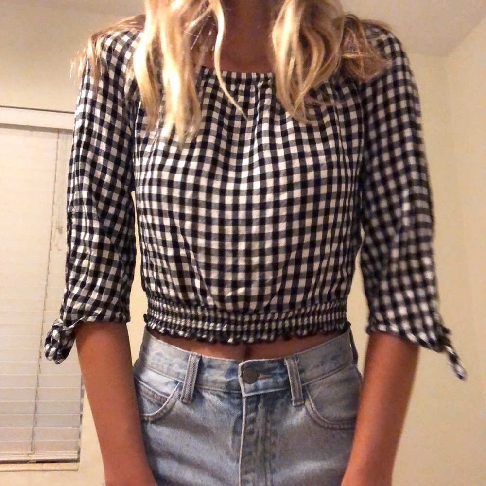 • Hollister Top